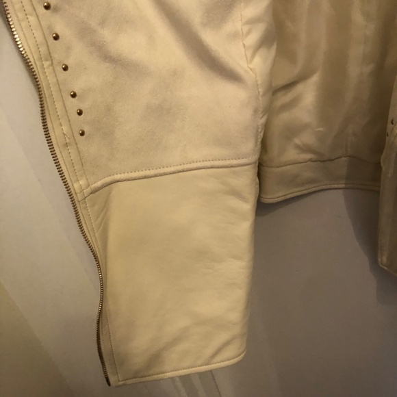 JustFab 3x faux leather white biker jacket, never worn. Pockets, and zipper - Picture 10 of 12